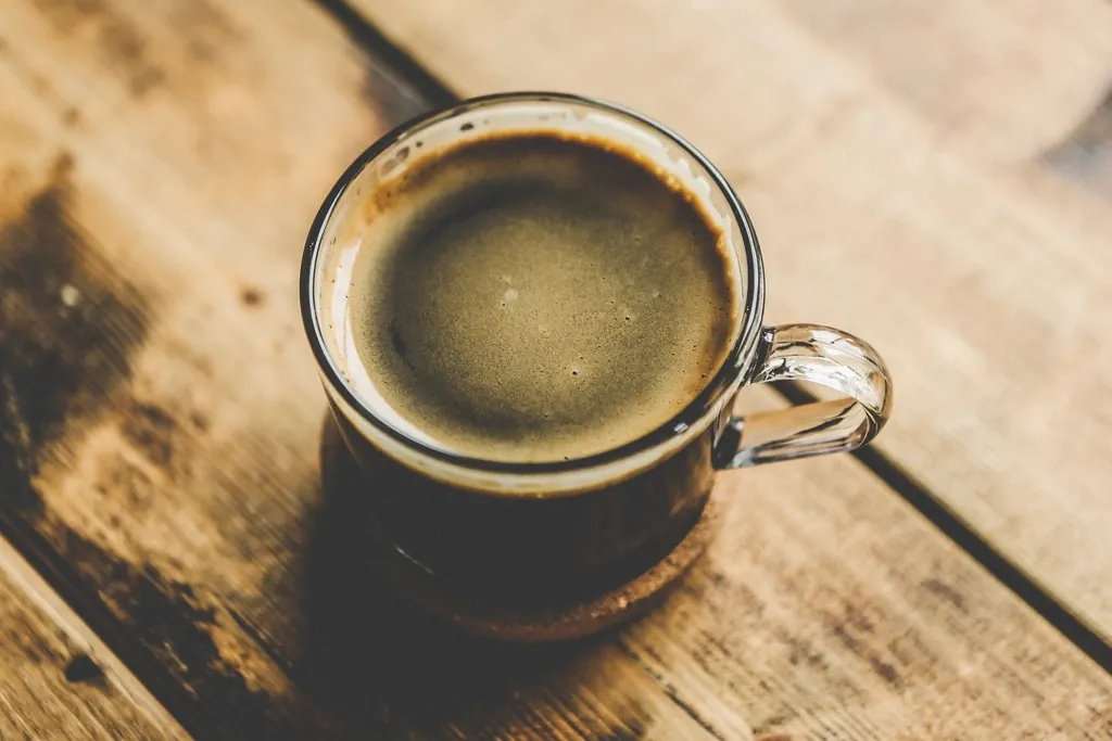 Taza de café sobre mesa de madera