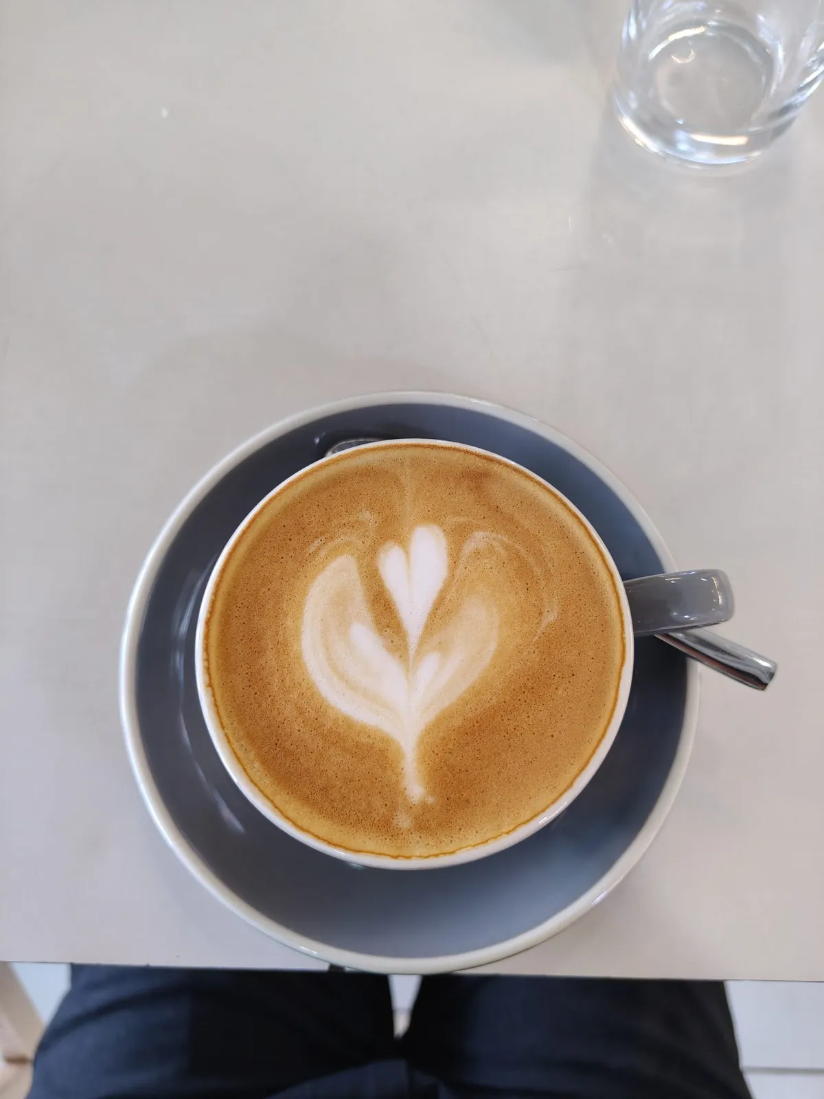 Taza de latte con arte en la espuma