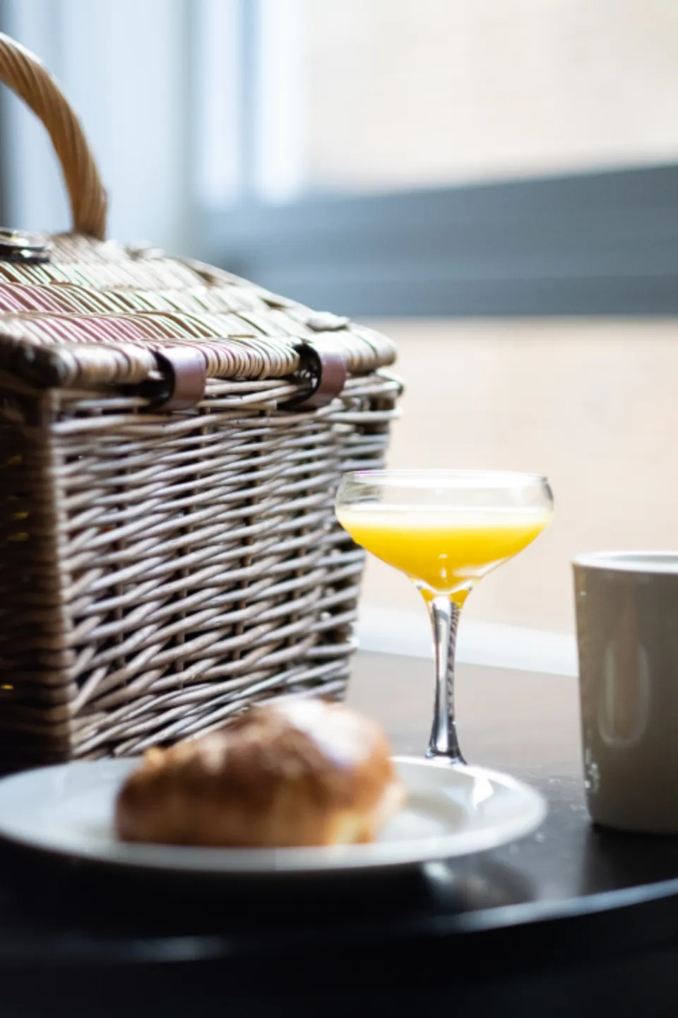 Desayuno con repostería y bebida